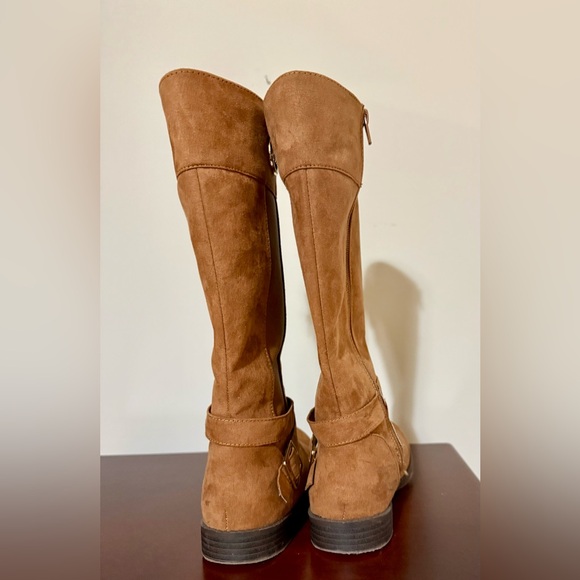 Girls size 3 Michael Kors, suede knee high boots. Like new. Worn once. Gorgeous! - Picture 5 of 14